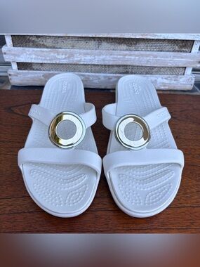 Crocs Sanrah Metal Block Round Toe Sandals